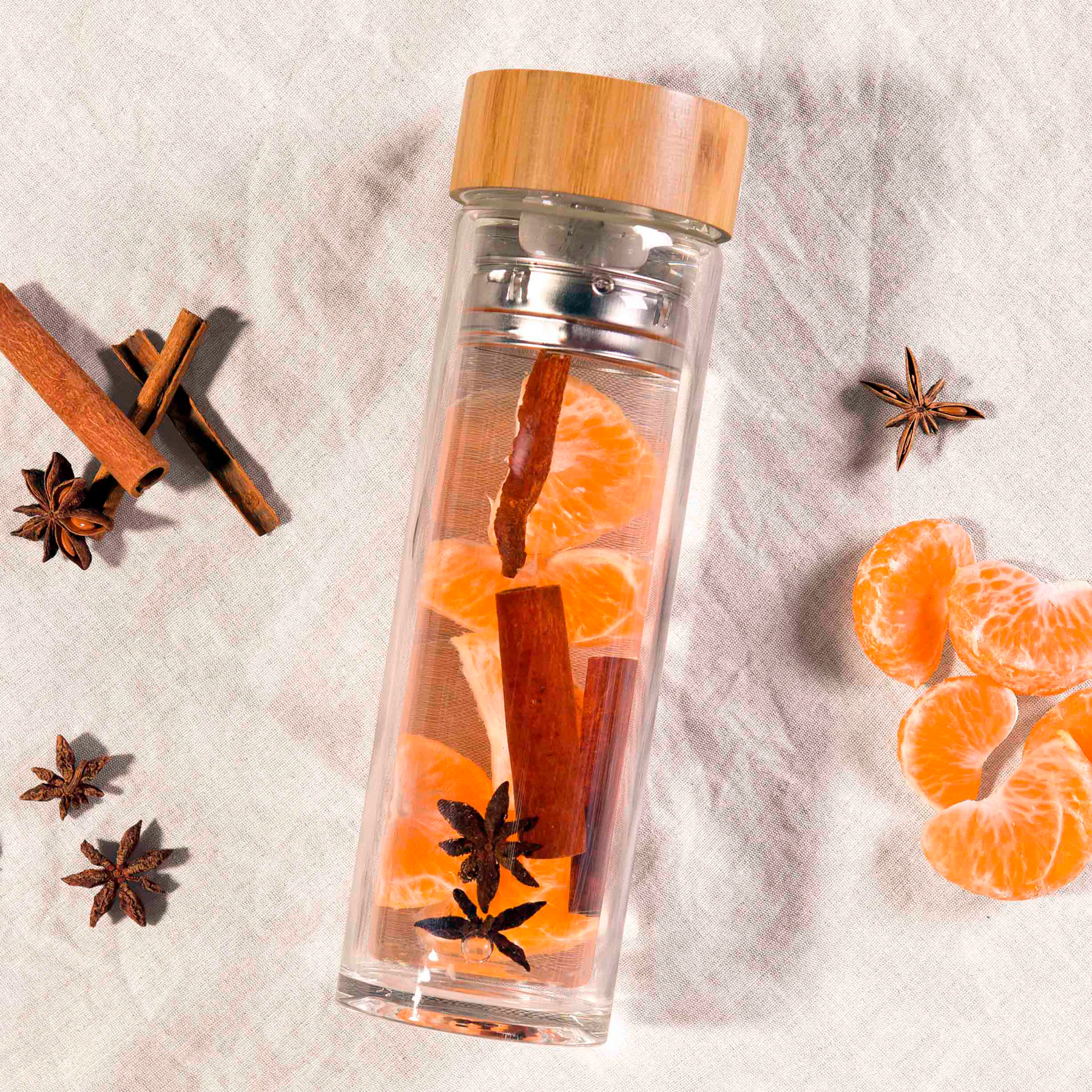 tea-&-fruit-infuser-bottle_lifestyle
